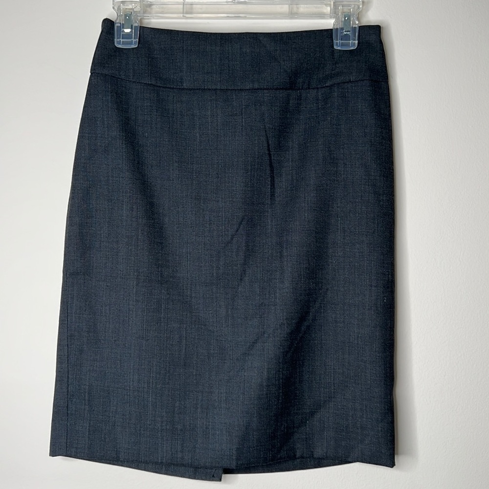 ! The Limited Straight & Pencil Skirts . Size 0. Gray color